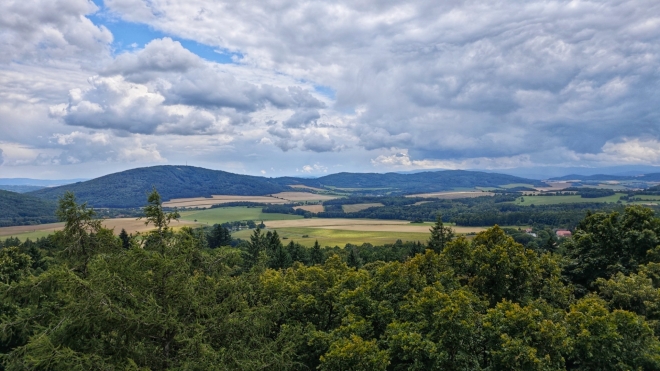Výhled z terasy Bolfánku do Švihovské vrchoviny...