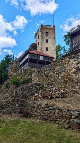 I na zdejší věž vylezeme.