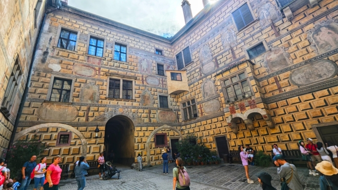 Nádvoří zámku...