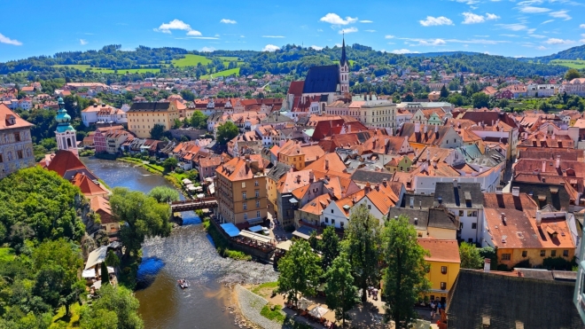 Pohled na Český Krumlov z okna zámku.