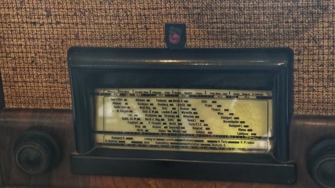 V prodejně starožitností...