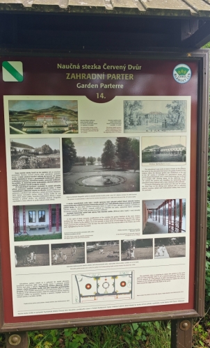 V zámecké zahradě...