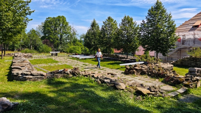 Zbytky kostela v Prášilech.