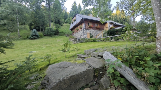 V ulici Lyžařská v Železné Rudě najdeme tzv. Muchovnu, neboli dům ve kterém bydlel syn známého malíře, grafika, autora Slovanské epopeje Alfonse Muchy, Jiří. Jiří Mucha byl prozaik, překladatel a předseda československého PEN klubu. (Mapy.com)