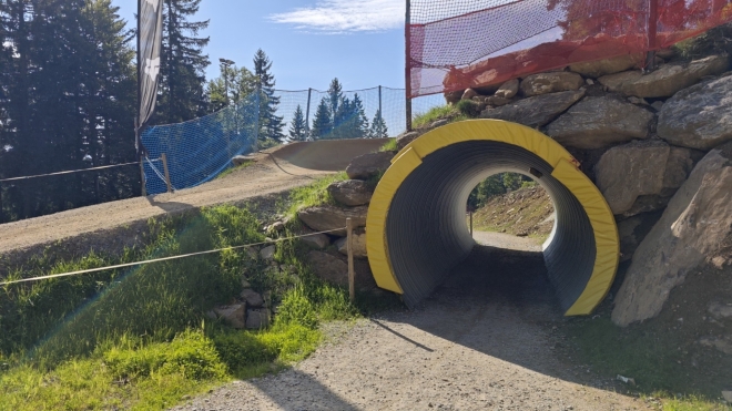 Od lanovky už nás čeká terén a místy velmi strmý výjezd.