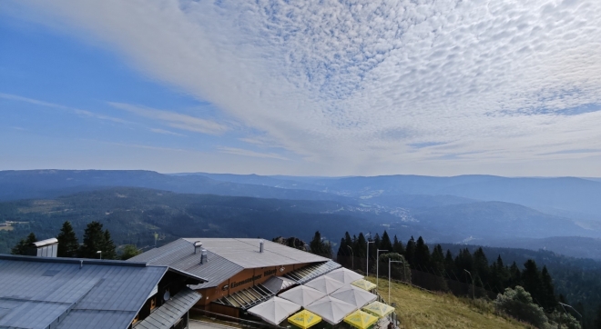 Výhled z plošiny u horní stanice lanovky.