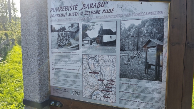 Na pohřebišti Barabů nalezli svůj poslední odpočinek mnozí stavební dělníci z Itálie, Chorvatska a Dalmácie zvaní Barabové, kteří přišli ze svých domovů budovat železnici až do centra Šumavy, vystavěli Špičácký tunel, do roku 2007 nejdelší železniční tunel v České republice. Léta byly jejich tělesné pozůstatky uloženy téměř anonymně. Až v roce 2002 se péčí Železnorudského klubu dostalo těmto dnes již neznámým hrdinům práce důstojného pohřbu. Pohřebiště označuje prostý dřevěný kříž v těsné blízkosti tratě mezi Železnou Rudou a Špičákem. (Mapy.com)