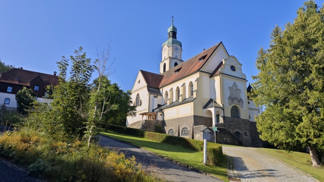 Katolický farní kostel sv. Jana Nepomuka v Bayerisch Eisenstein byl postaven v letech 1908–1909 v neobarokním stylu. Vznikl z potřeby většího kostela a byl financován z darů, loterií a podpory domu Hohenzollern. Zvláště stojí za to vidět barevná vitrážová okna, včetně zobrazení sv. Jana Nepomuka a pamětního okna pro Roberta Segla. Věž kostela dosahuje výšky 45 metrů. (Mapy.com)