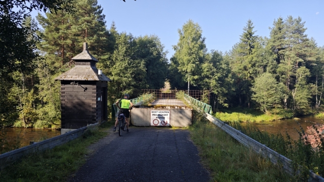 Most přes Křemelnou je oficiálně uzavřený, ale proč pro pěší a cyklisty, netuším.