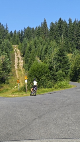 Bývalá železná opona vedla vzhůru od Roklanského potoka k Tříjezerní slati.