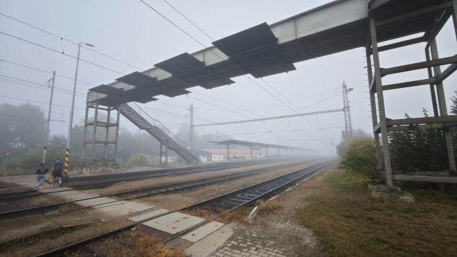 Když vyjíždím ze Zlivi, je mlha. Počasí na cestování vlaky ale máme mít ideální.