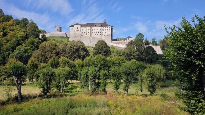 Míjíme Český Šternberk.