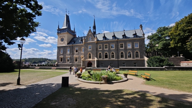 Trojkřídlý pseudogotický zámek s třípatrovou věží byl postaven v letech 1872–78 na základech zchátralého renesančního objektu. Další úpravy proběhly v pseudogotickém slohu podle návrhu českého architekta Jana Vejrycha v letech 1891–92. Byla zbořena část hradeb, vystavěna novogotická vstupní brána a především byl zámek obohacen o gotické štíty, věžičky a vikýře. (Mapy.com)