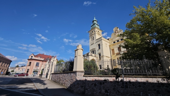 Monumentální secesní vila z let 1906 - 1907 v Ústí nad Orlicí. Sloužila jako rodinné sídlo továrníka Floriana Hernycha. Ten vlastnil ve městě velkou textilní továrnu a patřil k významným občanům. Budova je zdobena květinovými ornamenty, ve štítu najdeme sochu sv. Floriána. Do dnešní doby se dochovala v téměř nezměněném stavu. (Mapy.com)
