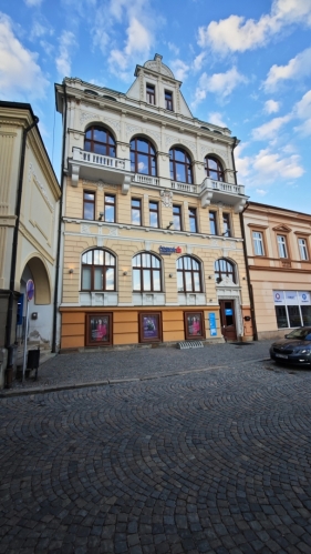 Historické jádro města bylo vyhlášeno městskou památkovou zónou v roce 1990. Na čtvercovém náměstí se nachází budova radnice, další dominantou území je areál kostela Nanebevzetí Panny Marie. Dalšími cennými stavbami jsou zachovalé jednopatrové domy s podloubím. (Mapy.com)