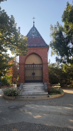 Novogotická kaplička je postavena na památku epidemie cholery z roku 1892. Jako stavební materiál byly použity červené cihly z lichtenštejnské stavební huti. (Mapy.com)