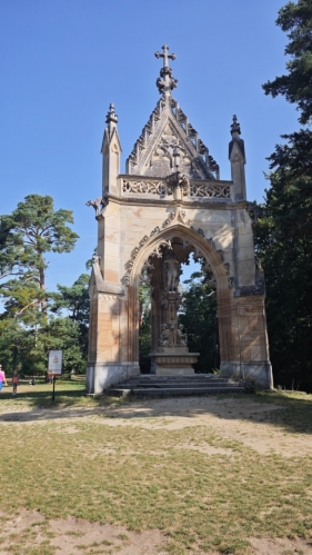 Novogotická kaple Svatého Huberta v Bořím lese se sochami F. Bauera...