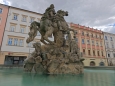 Největší a umělecky nejnáročnější ze souboru olomouckých kašen. Autorem sousoší císaře Gaia Julia Caesara na vzpínajícím se koni a pod ním umístněných zosobnění řek Moravy a Dunaje je Jan Jiří Schauberger. Socha odkazuje na pověst o založení Olomouce tímto římským císařem. Kašna byla dokončena v roce 1725. (Mapy.com)