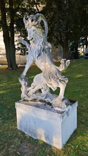 Zámeckou zahradu si máme ráno čas pořádně prohlédnout...