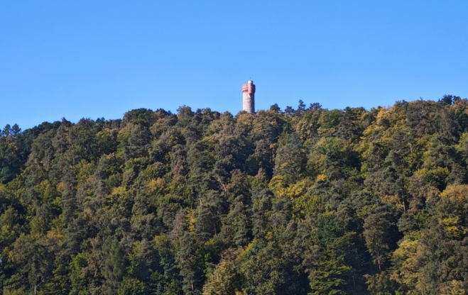 Do Krnova jedeme náhradní dopravou, pak již vlakem. Míjíme rozhlednu Cvilín, turistický přitažlivé místo u hranic s Polskem.