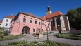 Konvent byl založen kolem roku 1237 a představoval významné duchovní centrum. Jeho rozkvět později přerušila reformace, třicetiletá válka nebo požár roku 1689. V rámci následujících oprav vznikla dvě nová barokní křídla a klášter získal současný ráz. (Mapy.com)