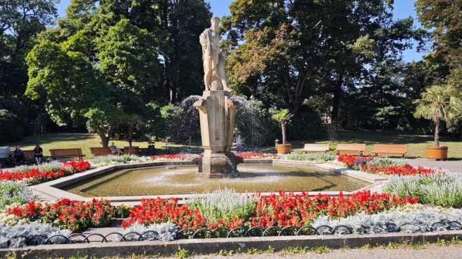 Fontánu s bázvem Nová Opava zdobí pískovcová socha ženského aktu, která vznikla v roce 1958.