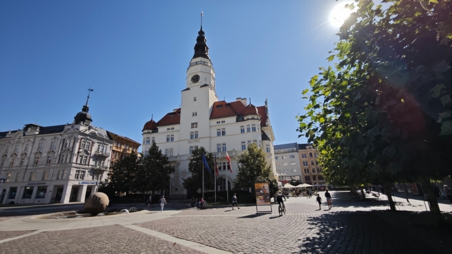 Secesní budova radnice dokončená v roce 1903 podle projektu Rudolfa Srnetze se stala symbolem města. Její součástí je i dochovaná původní renesanční věž zvaná Hláska. (Mapa.com)