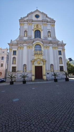 Kostel sv. Vojtěcha byl zbudovaný v letech 1675 - 1681 na místě malé gotické svatyně, která byla založena před rokem 1350. Jednolodní stavba. Objekt je stavebně zakomponován do areálu jezuitské koleje. Při osvobozování Opavy r. 1945 vyhořel a byla také zničena velká část fresek a hlavní oltář. (Mapy.com)