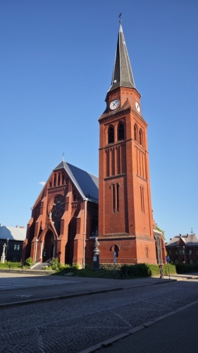 Kostel sv. Pavla Apoštola. Novogotický trojlodní kostel s velkolepou křížovou klenbou od architekta Augusta Kirsteina. Věž byla původně vodojemem. (Mapy.com)