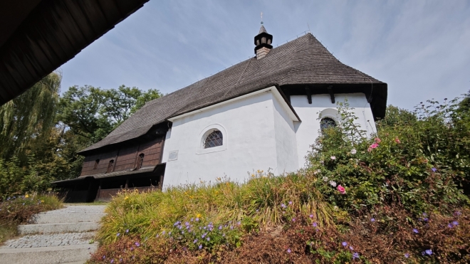 Kostel Nejsvětější Trojice. Památkově chráněný polodřevěný hřbitovní kostelík z 2. poloviny 16. století uvnitř kterého si můžete prohlédnout lapidárium s historickými kamennými a dřevěnými artefakty i částečně obnovenou původní architekturu. Součástí kostelíku je i přilehlý park s přírodovědnou stezkou. (Mapy.com)