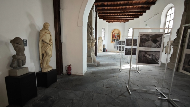 V interiéru kostela...