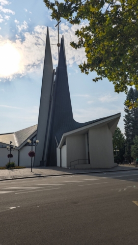 Navštivte novodobý kostel v Břeclavi (vysvěcen v roce 1995), který se stal po několika letech novou dominantou na hlavním břeclavském náměstí. Stojí na místě původního románského kostela, který byl zničen při náletu v roce 1944. (Mapy.com)