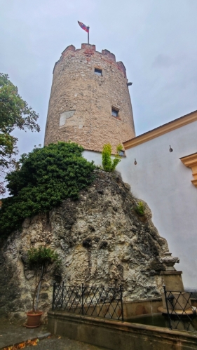 Válcová kamenná věž s břitem vznikla pravděpodobně v 13. století. Hrana věže je obrácena ve směru případných útoků na hrad.