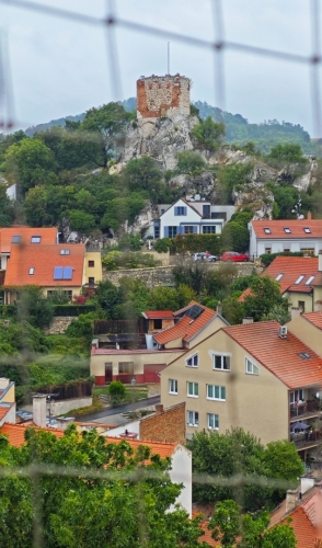 Kozí hrádek vznikl na skalním výchozu v 15. století. Jde o obrannou dvoupatrovou dělostřeleckou věž s ochozem, která chránila město Mikulov s obchodní cestou. 
