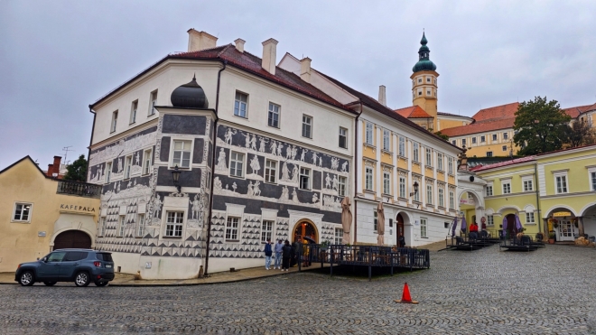 Jeden z nejzajímavějších domů na náměstí vznikl po požáru v roce 1561 na místě starých zničených budov. Renesanční sgrafita s biblickými a antickými výjevy na fasádě pocházejí z první čtvrtiny 17. století. Nástavba bez sgrafit se datuje až do 19. století. (Mapy.com)