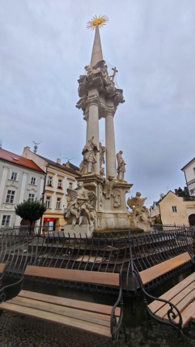 Dominantou hlavního náměstí v Mikulově je barokní sloup Nejsvětější Trojice. Byla postaven v letech 1723-1724 podle návrhu A. J. Prennera. Na šestiúhelníkovém podstavci je přibližně trojúhelníkový zdobený sokl, ze kterého vystupují tři dórské sloupy. Kolem sloupů a soklu jsou rozmístěny sochy světců. Sloupy nesou jehlan, který je zakončen pozlacenou hvězdou. (Mapy com)