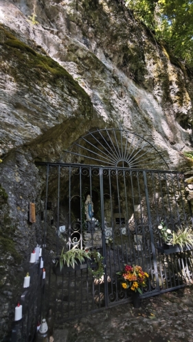 Lurdská jeskyně...