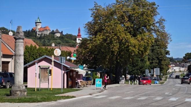 Smolenecký zámek z obce.