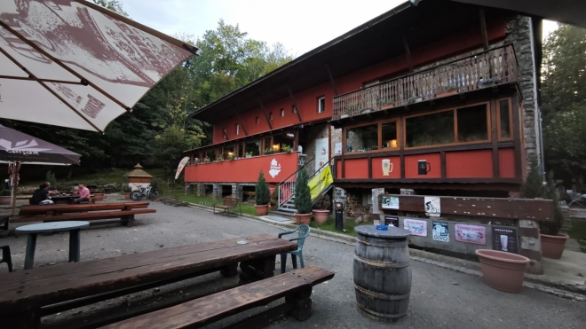 Večer u penzionu Korenný vrch v sedle Pezinské Baby.