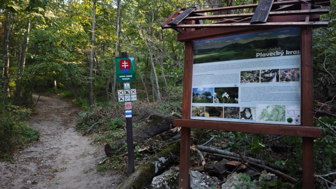 Stoupáme k Plaveckému hradu...