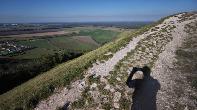 Rozhled od hradní zříceniny máme ideální. Pod námi je vojenský újezd Záhoří a rovinky u Šaštína a Landžhotu.
