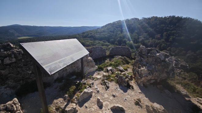 Rozhledová cedule na plošině.