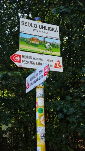 Znovu nasedáme na kola a sjíždíme  na Sklennou huť.