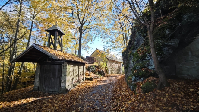 Od parkoviště k hradu Houska musíme asi 600 m popojít.