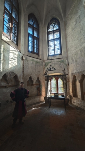 O historii kaple na hradě Houska neexistují téměř žádné dobové dokumenty, tudíž se můžeme obracet jen na historické rozbory a pozdější studie hradu Houska. Podle nejnovějších informací pochází první písemná zmínka o Housce z roku 1291. Samotná kaple byla pravděpodobně vystavena v 70. letech 13. století.(Wikipedia)