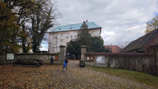 Poslední pohled k hradu a jedeme do Kokořínského dolu.