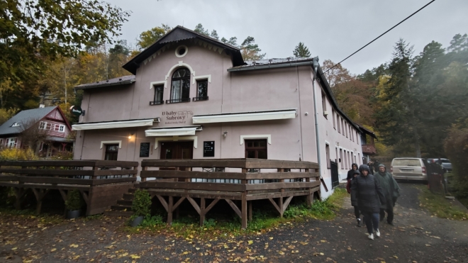 Z penzionu U Báby Šubrový odcházíme za deště.