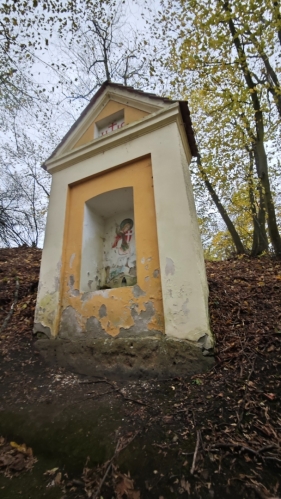 Výklenková kaple sv. Jiří.