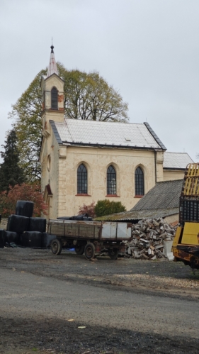 Zbudován roku 1874 v pseudogotickém stylu s použitím části jižního zdiva původního kostela. Jednolodní obdélná stavba se čtvercovým presbytářem a čtvercovou sakristií po severní straně, s věžičkou v západním průčelí. Oltářní predela s tabernáklem je barokní, pochází z 1. čtvrtiny 18. století, má akantovou a stuhovou výzdobu. (Mapy.com)