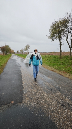 Prší a venku se setmělo...